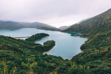 (Ateş Gölü) Lagoa do Fogo üzerindeki manzara So Miguel Adası, Azores, Portekiz