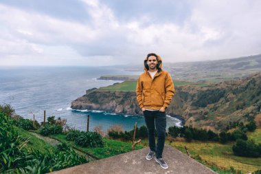 Turistler, Azores 'in güzel manzaralı gözcü platformunda duruyorlar. Portekiz..