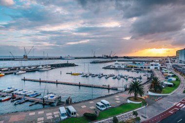 Ponta Delgada, 20 Ocak 2019. Deniz manzarası güzel. Bir sürü yatı ve seti var. Soğuk, taze ve berrak renkler. Sabah erkenden. Ponta Delgada Şehri, Sao Miguel Adası, Azores Adaları.