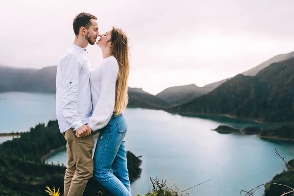 Unga Par Kysser Bakgrunden Sjö Ett Vackert Landskap — Stockfoto