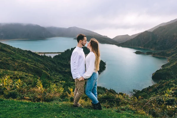 一对年轻夫妇站在湖面的观景台上 享受彼此的美景 — 图库照片