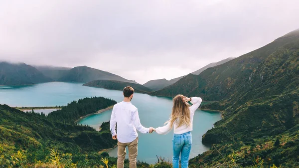 Zwei Touristen Beim Blick Auf Den Fogo See Auf Der — Stockfoto