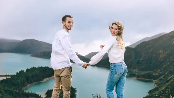 Pasangan Ini Melakukan Perjalanan Azores Portugal Indah Lanskap — Stok Foto