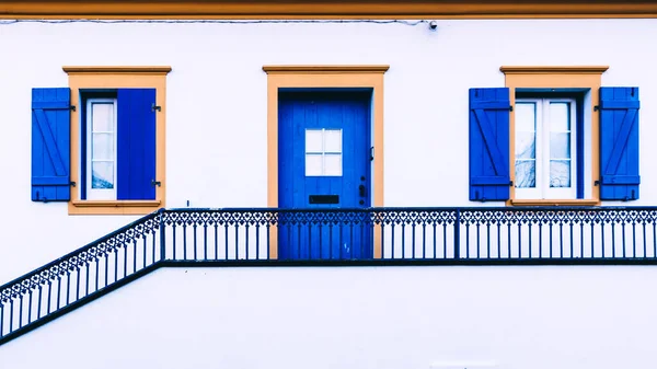 Ein Schönes Haus Mit Blauer Tür Und Fenstern Ein Landhaus — Stockfoto