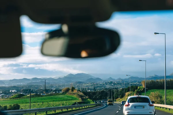 Krásný Výhled Klikatou Cestu Auto Zrcadlo Světlo Krásná Krajina Atmosféra — Stock fotografie