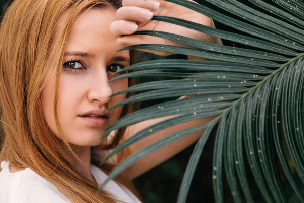 Ragazza Seria Viaggia Dalla Nebbia Tropicale Una Foto Vicino Una — Foto Stock