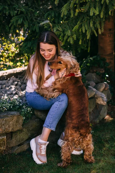 Happy Woman Enjoying Time Cheerful Cocker Spaniel — Stock Photo, Image