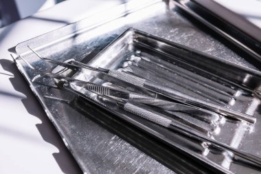 Diş araçları simgesi seti. Ağız aynası, periodontal kaşifler, diş sökücü pens, pense, makas. Diş ekipmanları.