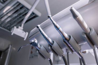 Diş hekiminde dişçi aletleriyle dolu bir masa. Sağlık ve Sıhhat kavramı.