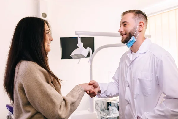 Kennismaken Met Elkaar Tandarts Schudt Nieuwe Patiënt Hand Zegt Hallo — Stockfoto