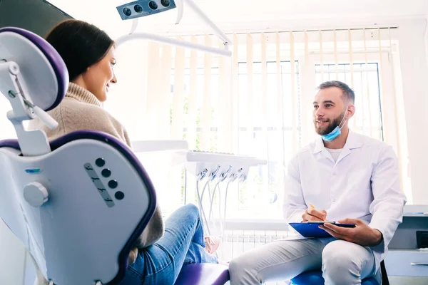 Female Patient Sitting Chair Looks Dentist Dentist Conducts Patient Survey — Stock Photo, Image