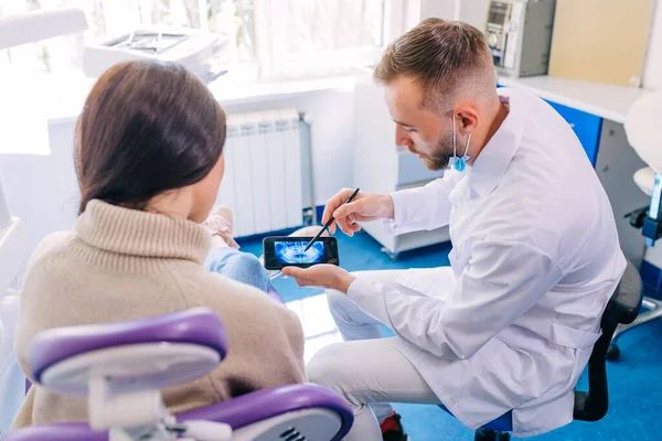 Close Van Tandarts Met Telefoon Tonen Tanden Ray Naar Vrouwelijke — Stockfoto