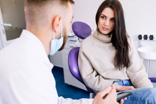 Dentist Holding Phone Ray Picture Jaw Showing Female Patient — Stock Photo, Image