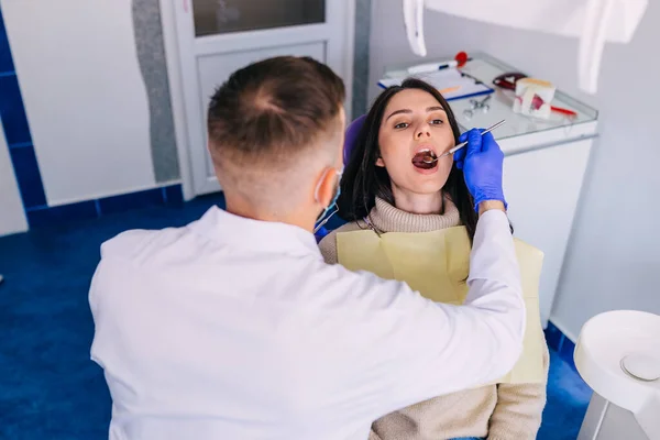 Vrouw Wordt Onderzocht Door Tandarts Tandheelkundige Kliniek Tandarts Werkt Met — Stockfoto