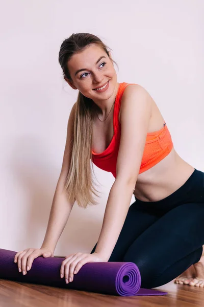 Yoga Minderli Genç Çekici Bir Kadın Egzersize Hazırlanıyor Yoga Minderini — Stok fotoğraf