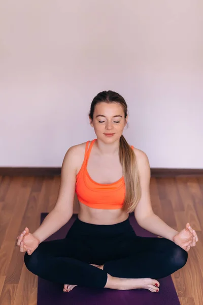 Oturma Odasında Meditasyon Yaparken Spor Giyimli Güzel Bir Kadın Sağlıklı — Stok fotoğraf