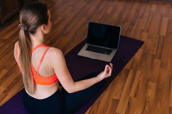 Jeune Femme Faisant Yoga Sur Tapis Regardant Dans Son Ordinateur — Photo