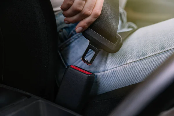 汽车安全带紧固件的特写 女人的手紧固着汽车的安全带 — 图库照片