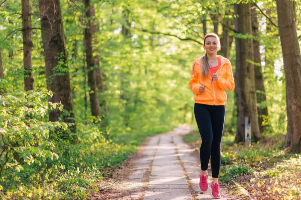 Forest Trail Koşan Genç Fitness Kadını Kız Parkta Antrenman Yaparken — Stok fotoğraf