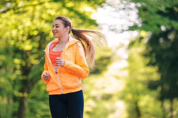 Maraton Koşusu Için Parkta Atletizm Antrenmanı Fitness Kızı Dışarıda Koşuyor — Stok fotoğraf