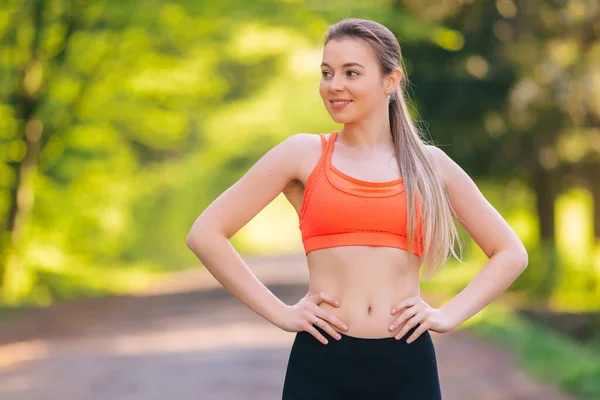 Portrét Mladé Fitness Ženy Venku Parku Sportovkyně Odpočívá Portrét Šťastné — Stock fotografie