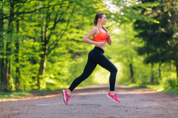 Profilin Yan Tarafında Oldukça Çekici Bir Genç Kadının Spor Yaparken — Stok fotoğraf