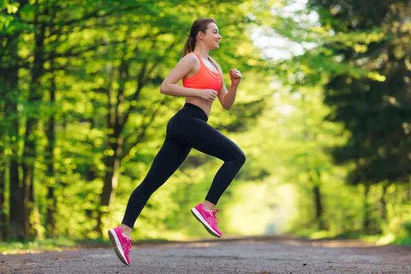 Sportif Kız Koşuyor Koşan Bir Kadın Bahar Parkı Yolunda Koşuyor — Stok fotoğraf