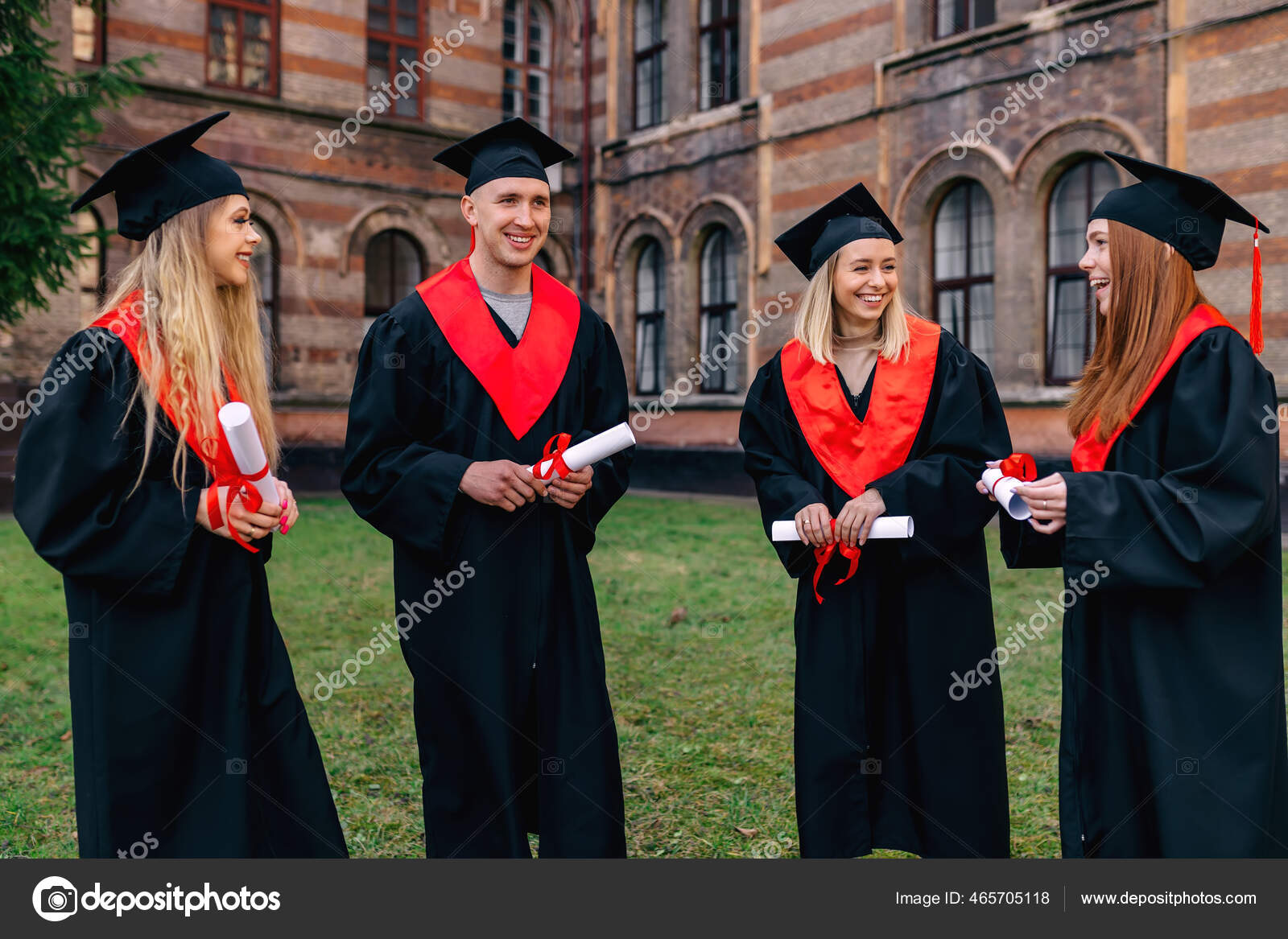 학생들은 드레스를 있어서 즐거웠다 친구들 졸업장 발표를 하면서 근처를 있습니다 — 스톡 사진 © ivankyryk #465705118, image size:1600x1167