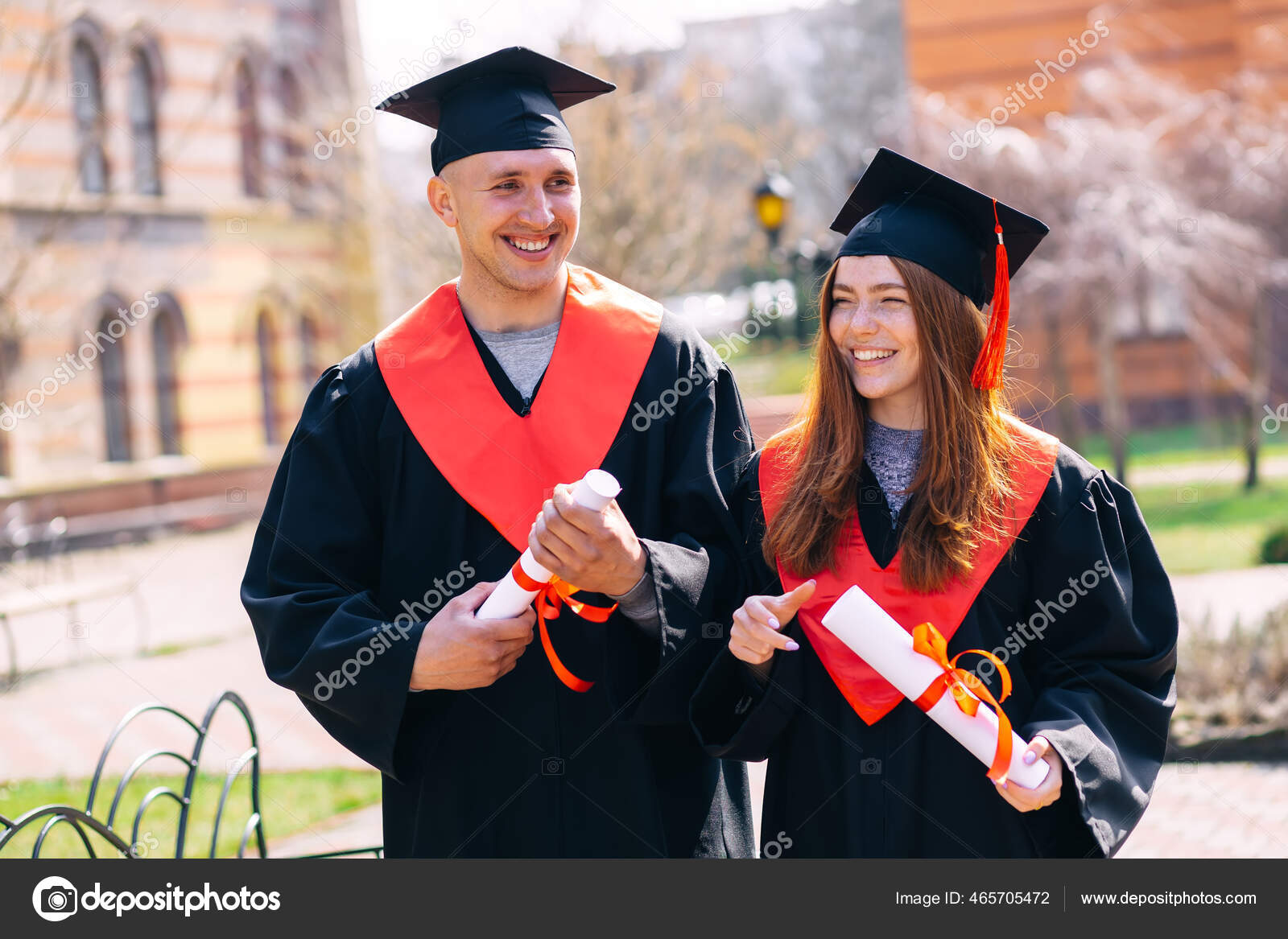 Sonriente Pareja Compañeros Clase Chico Graduados Universitarios Estudiantes Manto Pie: fotografía de stock © ivankyryk #465705472 | Depositphotos Sonriente Pareja Compañeros Clase Chico Graduados Universitarios Estudiantes Manto Pie: fotografía de stock © ivankyryk #465705472 | Depositphotos