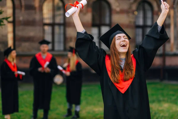 Jovem Feliz Com Cabelos Longos Lisos Levanta Mãos Mantém Diploma — Fotografia de Stock