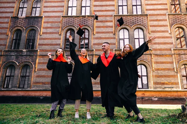 Graduados Estão Felizes Com Formatura Atiram Bonés Para — Fotografia de Stock