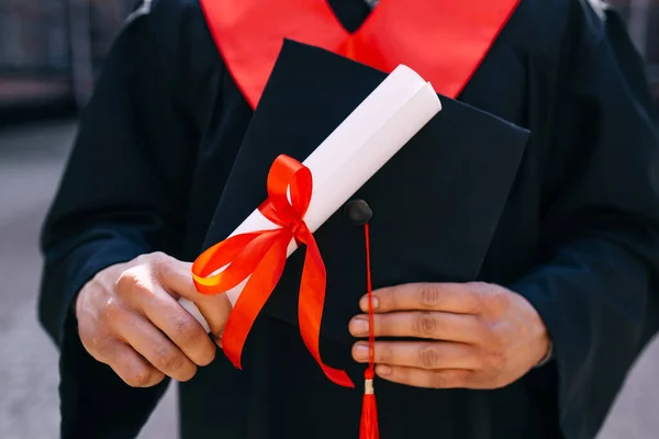 Mão Estudante Segurando Diploma Estudante Pós Graduação Com Fita Vermelha — Fotografia de Stock