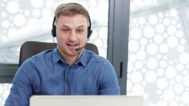 Genç iş adamı video konferans ile kablosuz kulaklık takıyor, dizüstü bilgisayardan arıyor, webcam ile konuşuyor, online sohbet okuyor, internetten öğrenme mesafesi webinar konsepti.