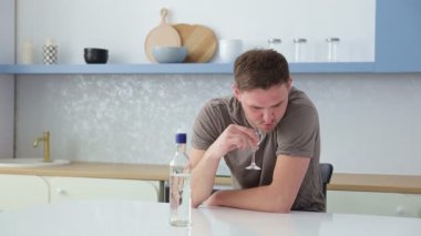 Alkollü içki içen, barın önünde tek başına votka içen üzgün, depresif sarhoş adam alkol bağımlılığı ve alkolizm kavramından muzdarip.