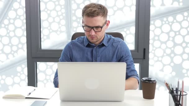 Junger Schöner Blonder Mann Der Mit Laptop Arbeitet Notizen Einem — Stockvideo