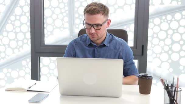 Zakenman Controleert Mail Tijdens Het Lezen Van Geweldig Nieuws Laptop — Stockvideo