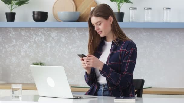 Mladá Dívka Odpočívající Stolu Laptopem Kontroluje Sociální Sítě Telefonu Chatuje — Stock video