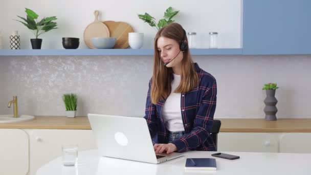 Ung Forretningskvinde Receptionist Iført Trådløse Hovedtelefoner Videokonference Opkald Bærbar Computer – Stock-video