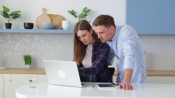 Heureux Jeune Couple Tenue Décontractée Utilise Ordinateur Portable Moderne Table — Video