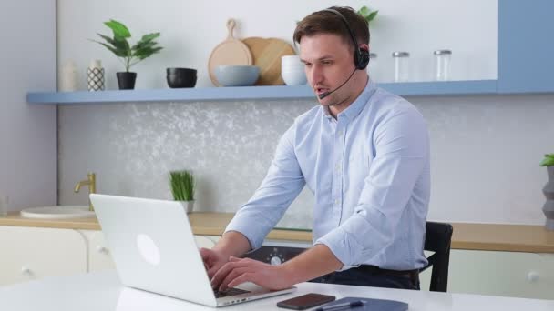 Άντρας Στέλεχος Φοράει Ακουστικά Βίντεο Καλώντας Στο Laptop Επιχειρηματίας Webinar — Αρχείο Βίντεο