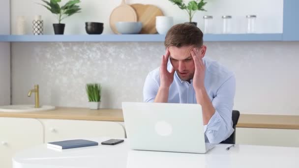 Hombre Sienta Una Mesa Con Portátil Sostiene Cabeza Día Trabajo — Vídeo de stock