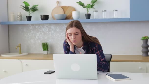 Chica Estudiante Con Exceso Trabajo Mesa Con Ordenador Portátil Siente — Vídeos de Stock