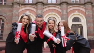 Hevesli ve kendinden emin genç öğrenciler mezuniyetten sonra eğleniyorlar. Mezun sınıf arkadaşları akademik şapkalar giyer, klasik siyah cübbeler..