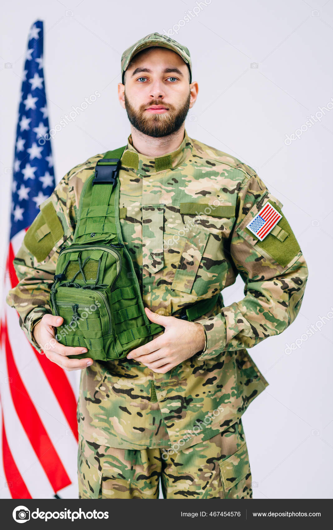 Menino Uniforme Militar Segurando Dobrado Bandeira Americana Mãos Fundo  Cinza fotos, imagens de © IgorVetushko #205329022