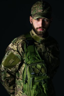 Genç deniz piyadesi, karanlık bir geçmişe karşı..