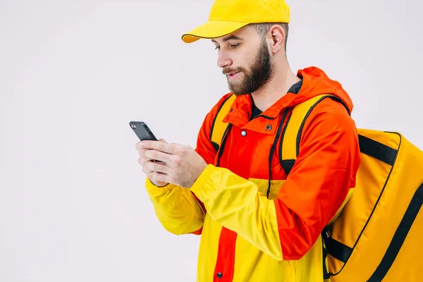 Elinde Bir Sırt Çantası Akıllı Telefonu Olan Bir Kurye Sarı — Stok fotoğraf