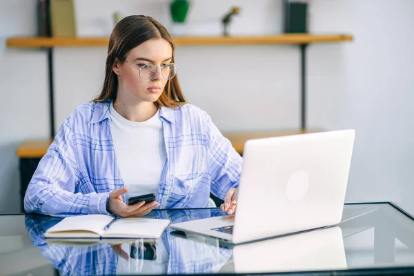 Estudiante Freelance Serio Reflexivo Que Trabaja Computadora Portátil Mirando Pantalla —  Fotos de Stock