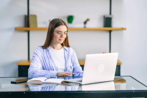 Plăcut Fericit Femeie Tânără Freelancer Care Lucrează Calculator Domiciliu Femeie — Fotografie, imagine de stoc