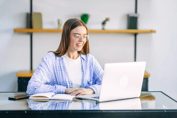 Miła Młoda Kobieta Freelancer Pracuje Komputerze Domu Atrakcyjna Bizneswoman Studiująca — Zdjęcie stockowe