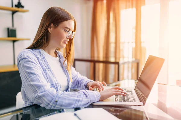 Bella Donna Felice Che Lavora Sul Computer Portatile Casa Concetto — Foto Stock